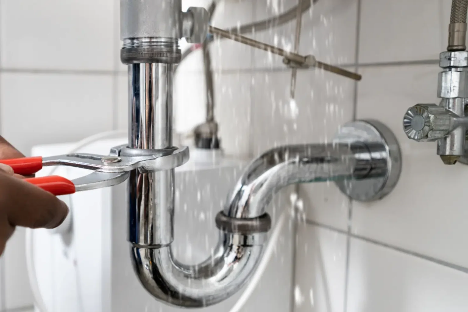 A Licenced Plumber quickly dealing with Burst Pipes Repairs On The Gold Coast for a homeowner